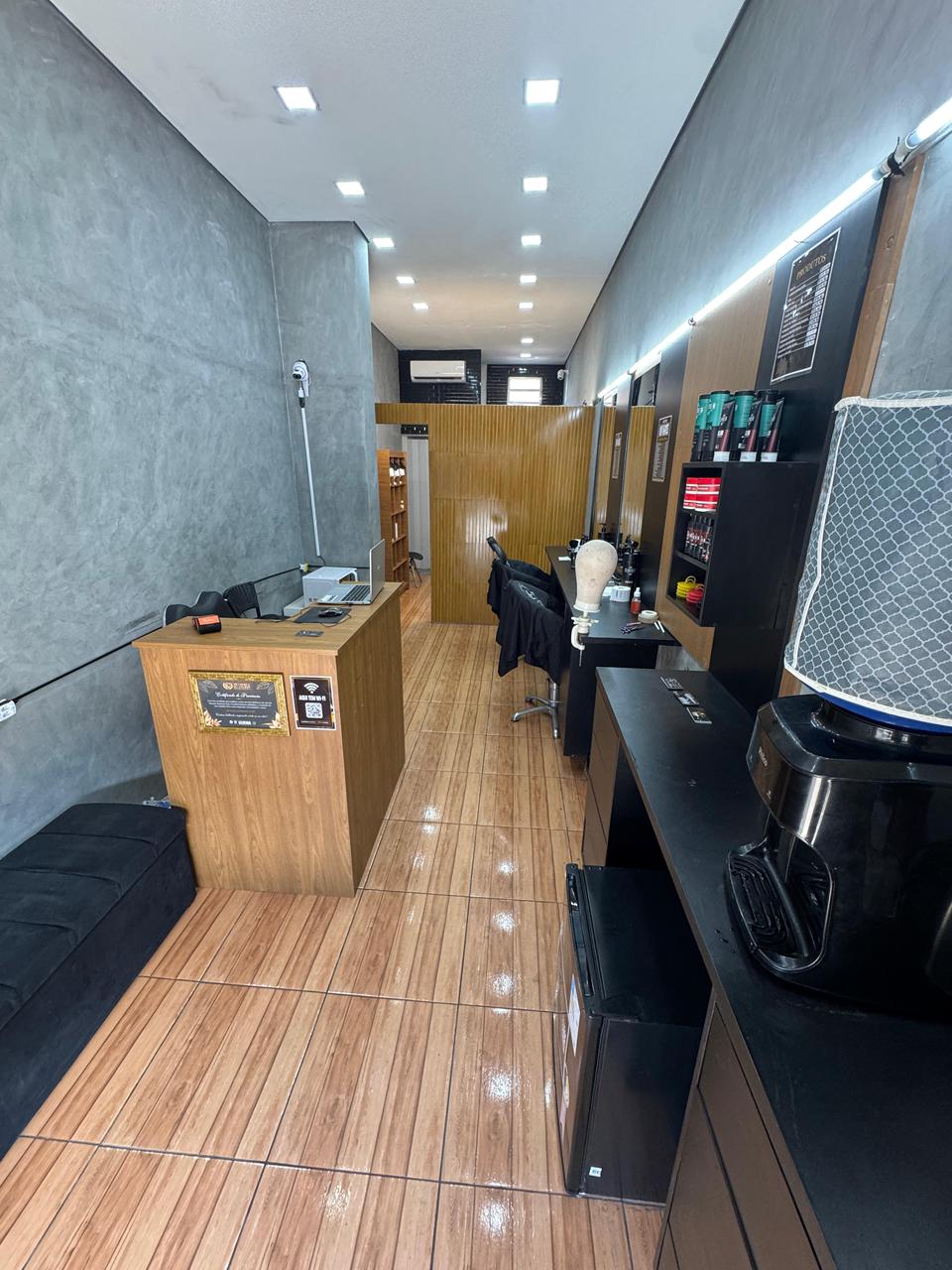 Visão completa do espaço interno da Barbearia LK