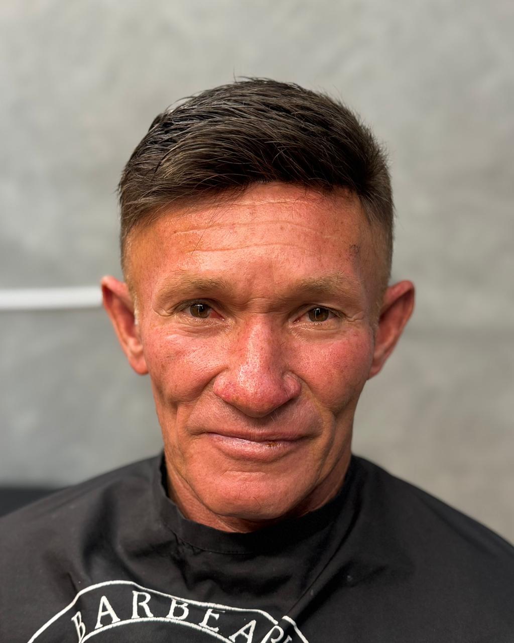 Detalhe da linha frontal e do acabamento da prótese capilar na Barbearia LK